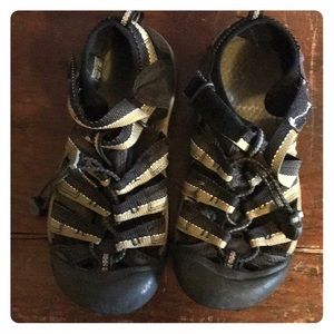 Size 4 Keen sandals